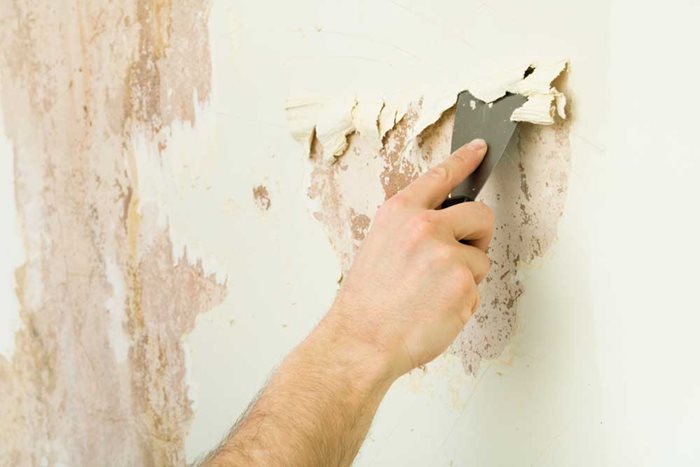 Vệ sinh bề mặt tường vô cùng quan trọng và cần thiết quyết định cho toàn bộ bề mặt sơn sau khi hoàn thiện.